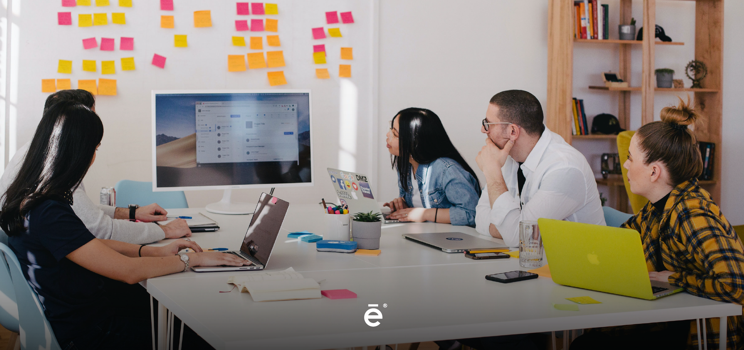 Equipo de Aitellie Studio trabajando en estrategias de marketing web y producción audiovisual